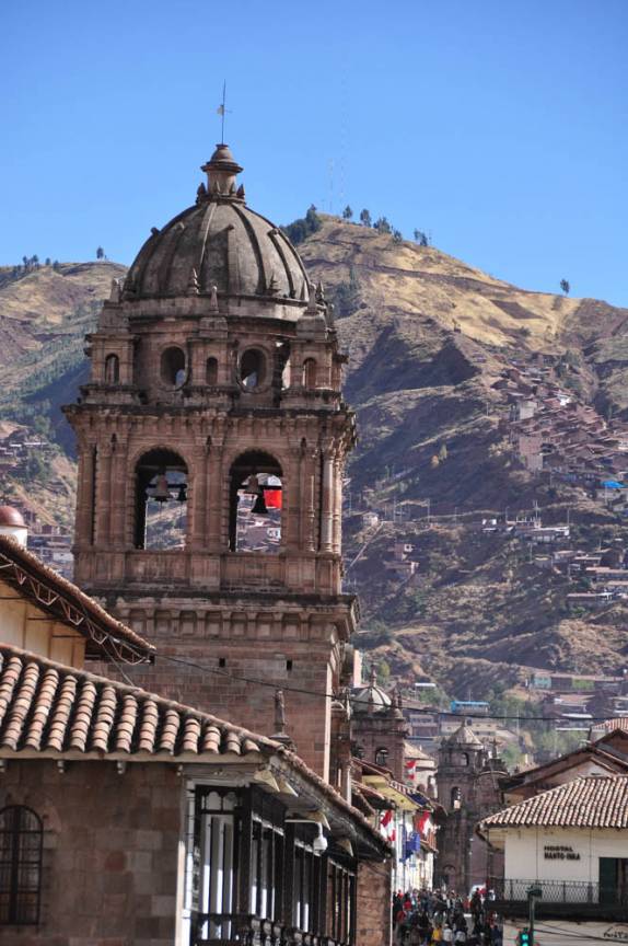 Torre de igreja em Cusco, no Peru